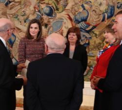 Su Majestad la Reina conversa con los representantes de la Real Academia de Ingeniería